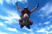 85岁高龄老人挑战高空跳伞，从三千米跃下，网友：人老心不老！(8.3分旅游片)