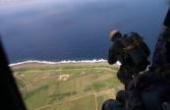 1个飞跃！乘坐直升机进行低空跳伞的海军陆战队(8.3分娱乐片)