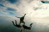 印度摩托车驾驶员跳伞，万里晴空，任其遨游(8.3分资讯片)