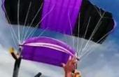 老外活着就是为了玩命的，高空跳伞把自己的降落伞给烧了，作不死就往死里作。(8.3分体育片)
