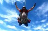 85岁老人挑战高空跳伞，从3000米跃下，网友：人老心不老！(8.3分旅游片)