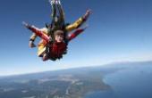 女强人新西兰挑战15000英尺高空跳伞！刺激过后步入中土世界森林，来到陶波湖畔享受惬意时光。(8.3分旅游片)