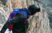 外国人挑战极限运动，在悬崖上极限跳伞(8.3分体育片)