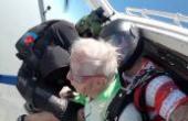 美国103岁老人追求刺激，与孙子双人跳伞，打破吉尼斯世界纪录(8.3分资讯片)