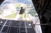 近距离实拍美军伞兵的高空跳伞训练，非常有视觉冲击力(8.3分资讯片)