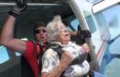 大写的佩服！90岁的老奶奶挑战高空跳伞，全程都是享受状态(8.3分体育片)