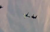老外作死，在7700米高空无保护跳伞，落地瞬间场面直接失控！(8.3分资讯片)