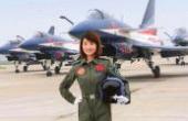 中国首位歼10女飞行员，跳伞失败后牺牲，36万群众自发送别(8.3分纪录片片)